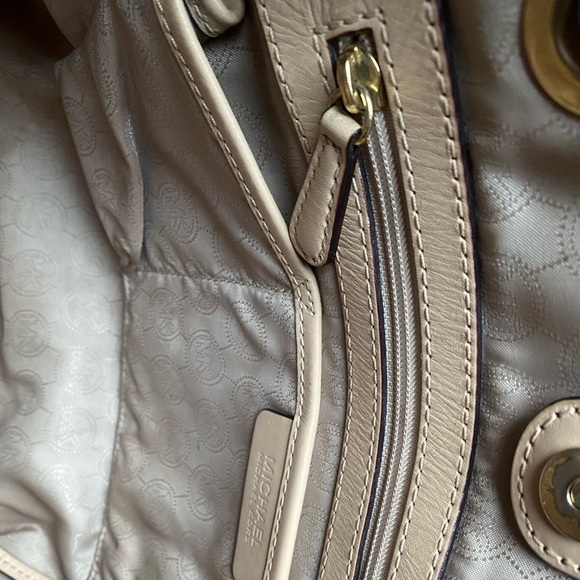 A Michael kors classic tote! - Picture 5 of 6